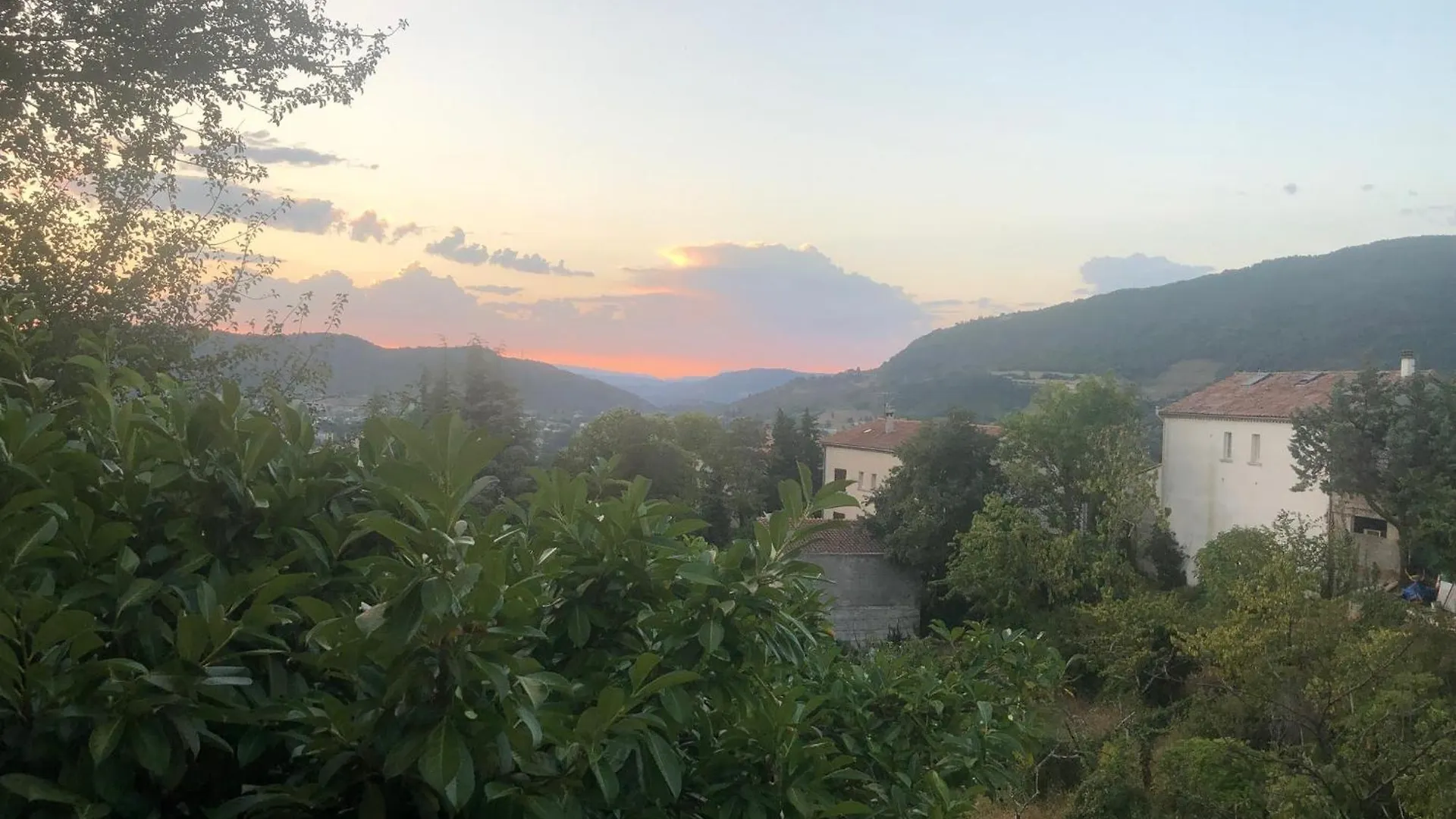 Le Nid Douillet: Charming House with Garden View in Privas Apartment